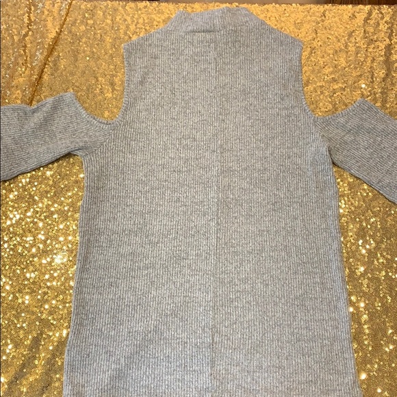 GAP Short Sleeve Cold Shoulder Sweater - Picture 4 of 5
